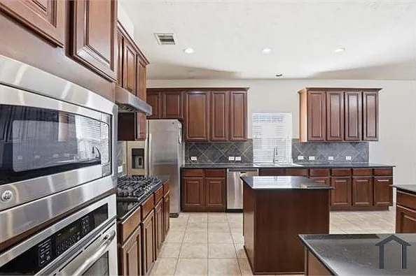 5 bed, 3521 sqft, $3,200 — Photo 3