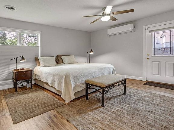 2nd image of 1807 Sabine Ct
