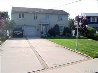 2731 Elliott St, Merrick, NY 11566