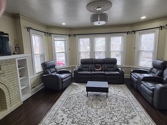 3rd image of 4855 W Argyle St