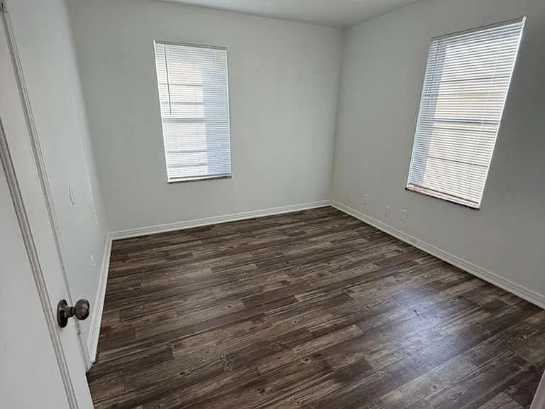 4401 N Rockwell Ave — Photo 8