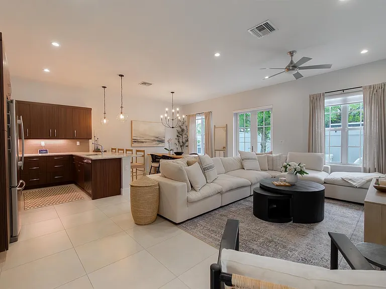 918 Saint George Blvd — Photo 4