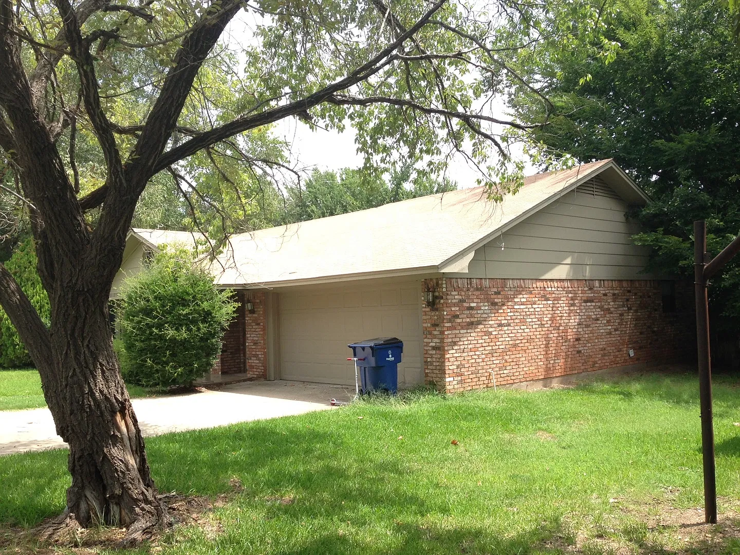 Single Family house for Lease in Denison — Photo 2