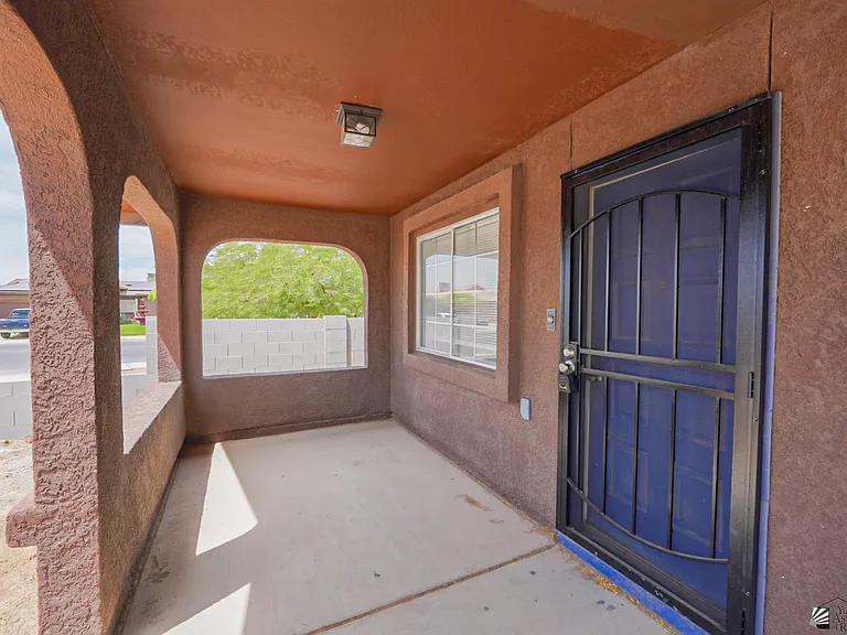 604 E Yucca St — Photo 6