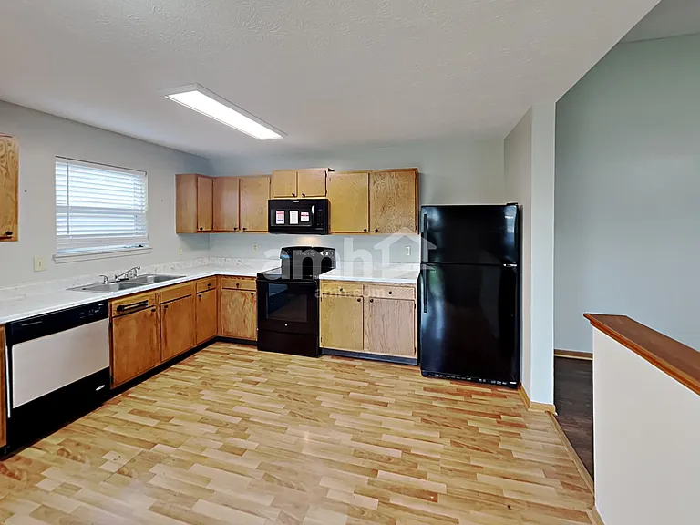 1168 Fielding Ln — Photo 3