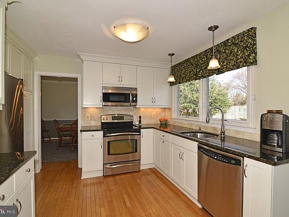 Kitchen with 42' Cabs and Stainless Appliance