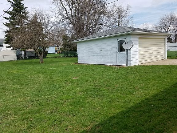 2 1/2 car detached garage