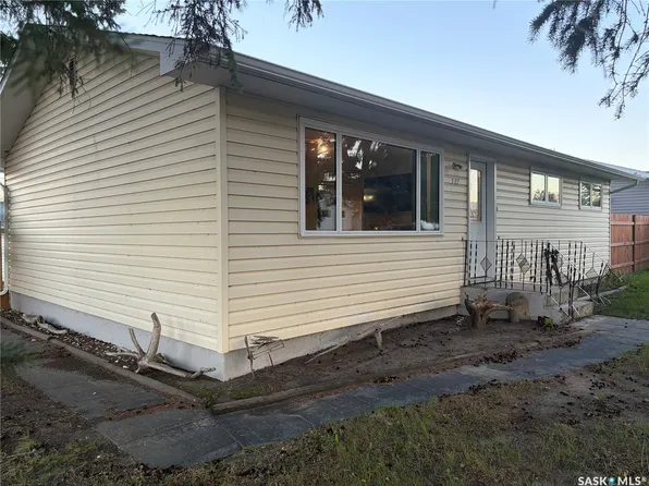 502 6th Street E, Wynyard, SK S0A 4T0
