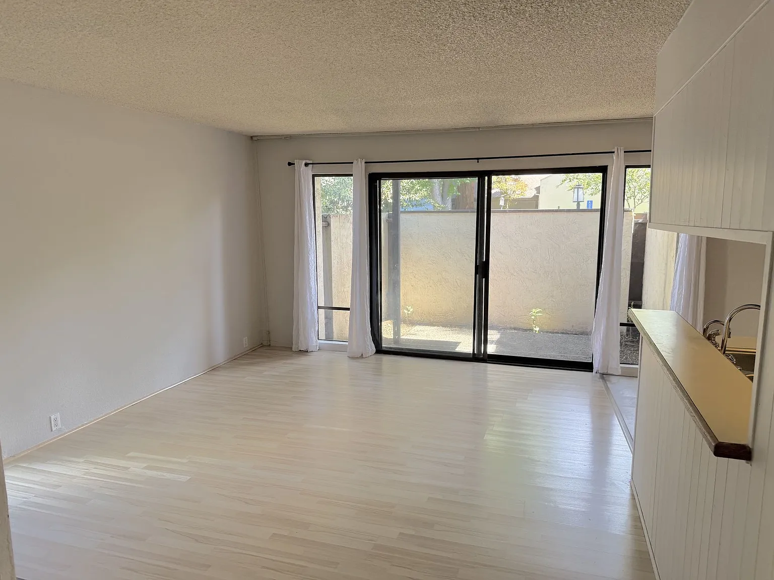 Woodoak Condos — Photo 2