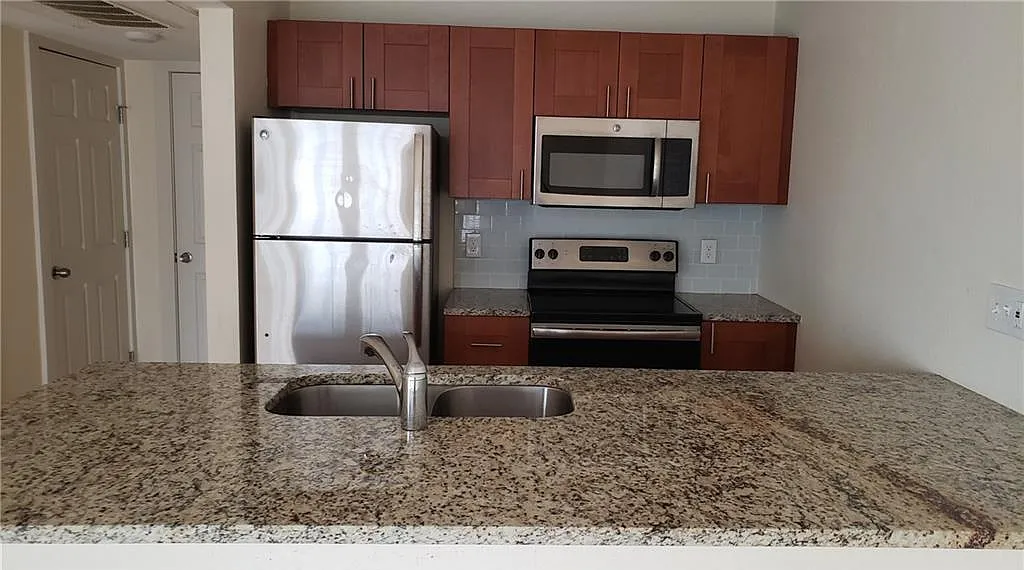 1 bed, 1.0 bath, 582 sqft, $1,139 — Photo 3