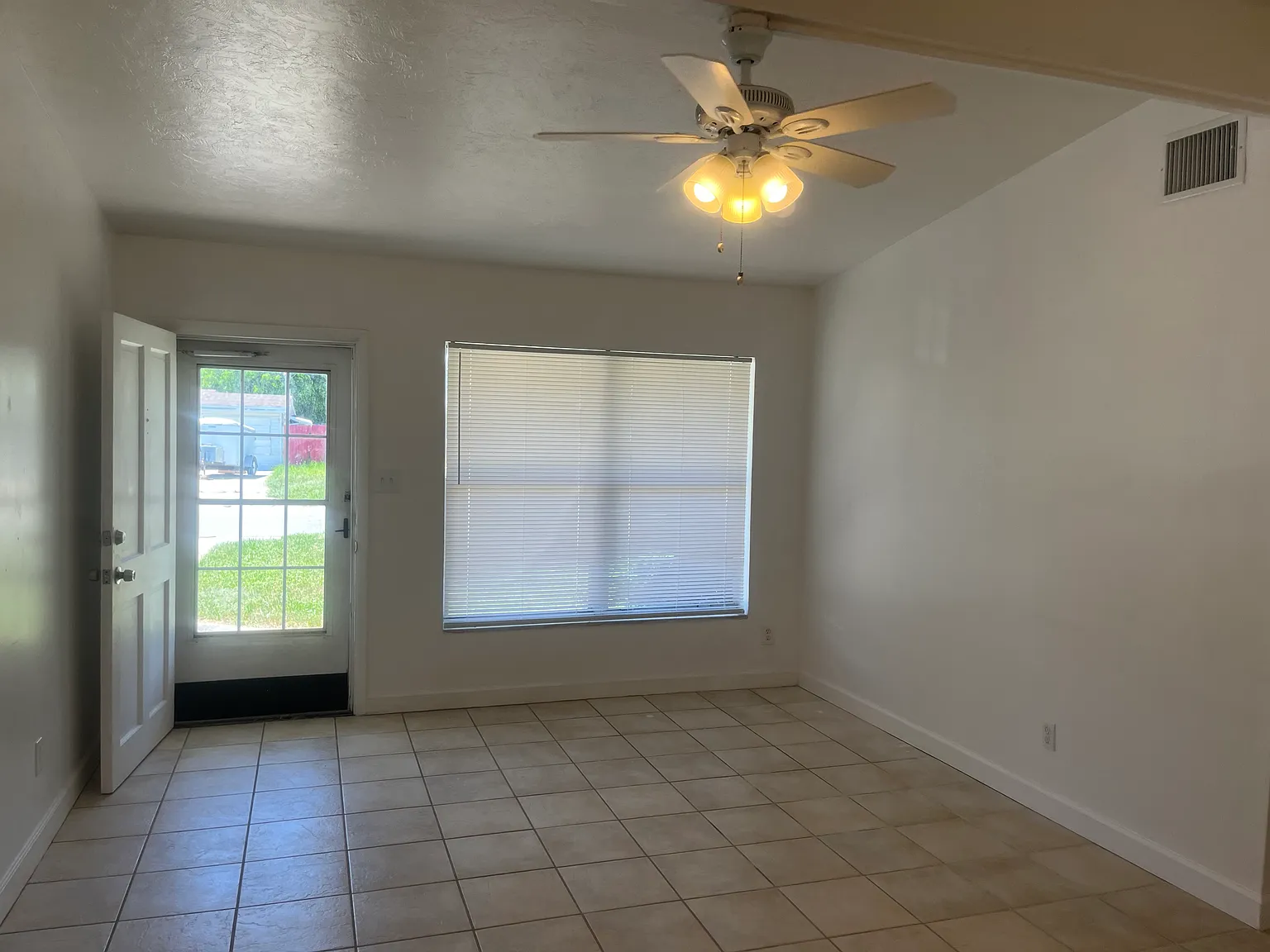 3 bed, 973 sqft, $1,650 — Photo 3