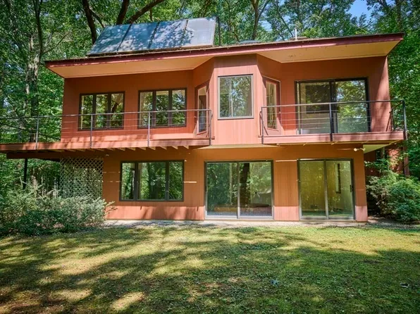 560 Springs Rd, Bedford, MA 01730