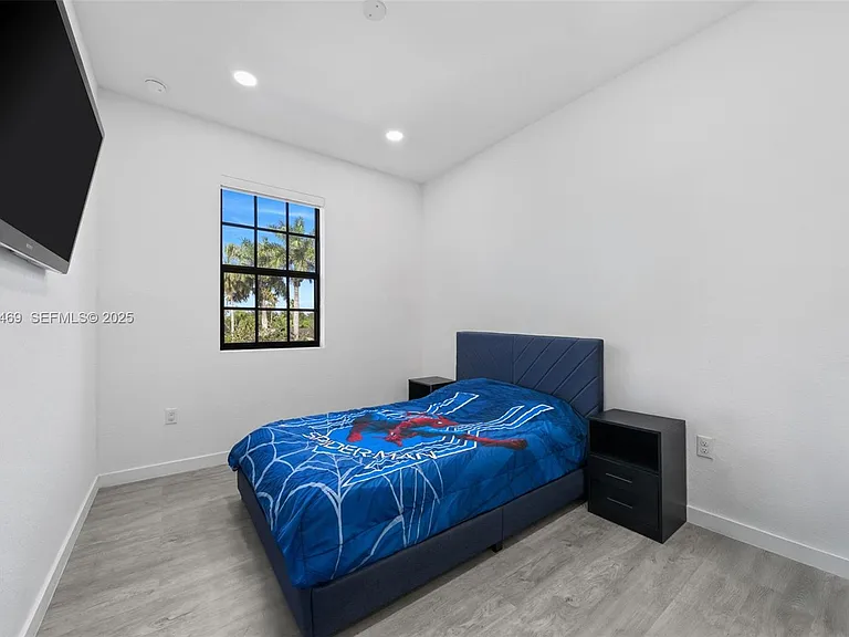 757 SW 11th St — Photo 22