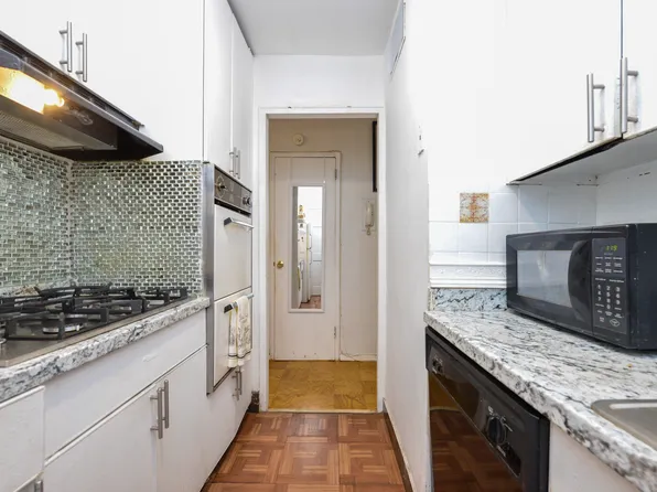 61-20 Grand Central Pkw image 14 of 24