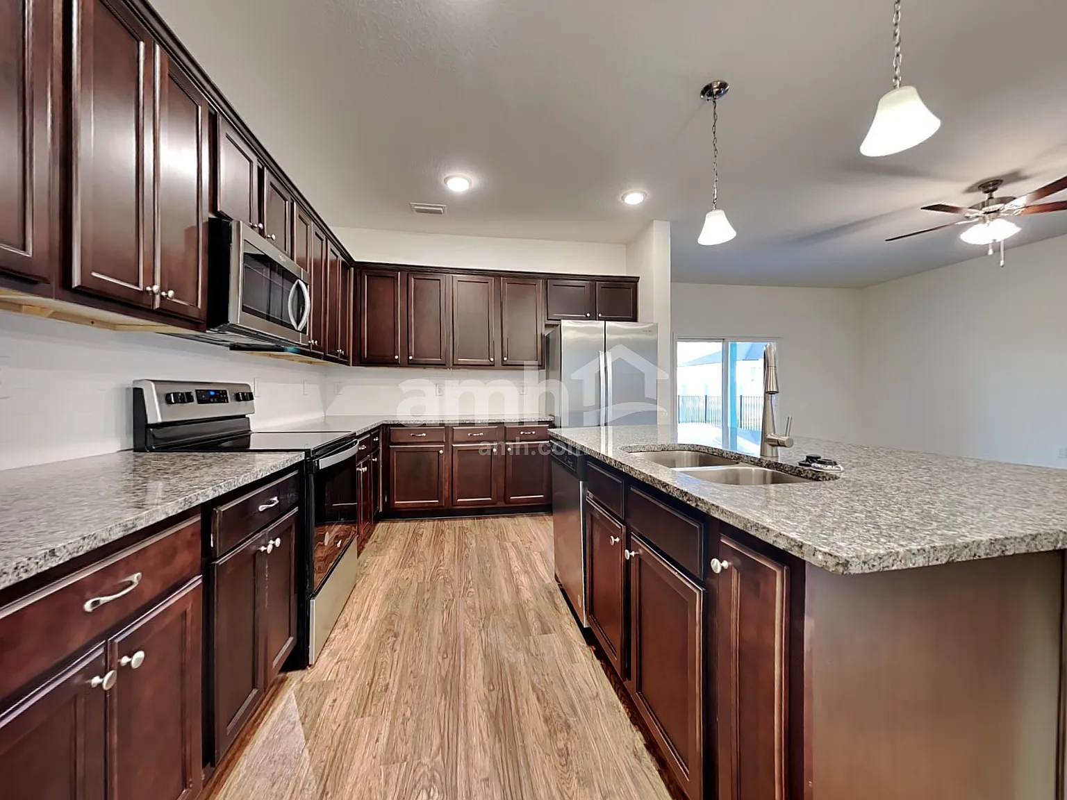 4 bed, 2.5 bath, 2078 sqft, $2,330 — Photo 3