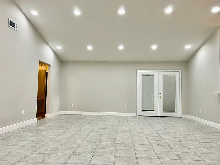 1028 Kingsway Dr W — Photo 8