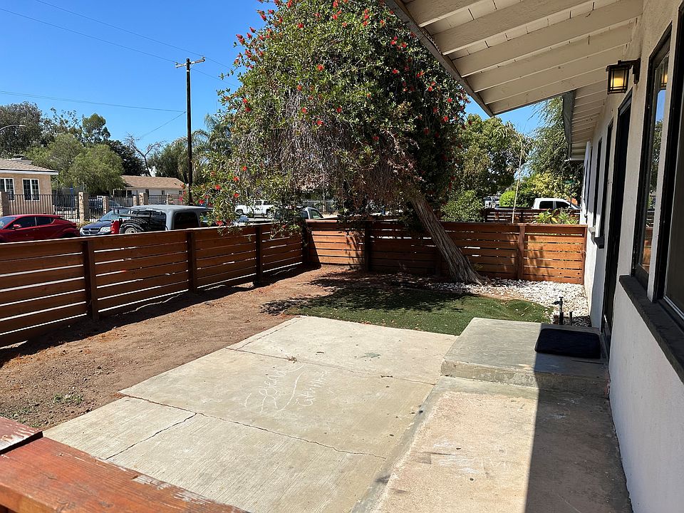 LARGE enclosed front yard