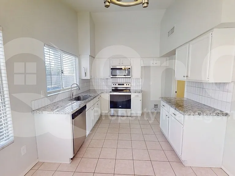 907 N Falcon Dr — Photo 3