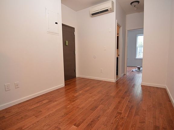 5th image of 173 Irving Ave APT 2R