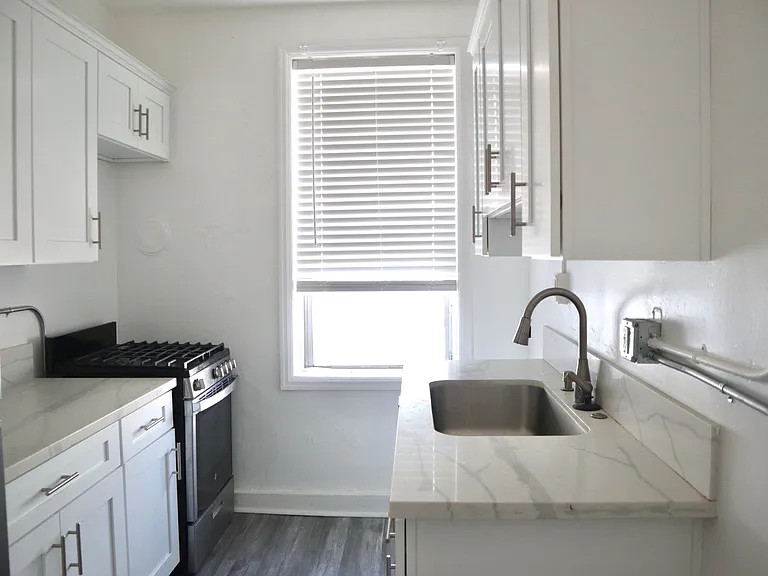 St. Charles Studio Apartments — Photo 9