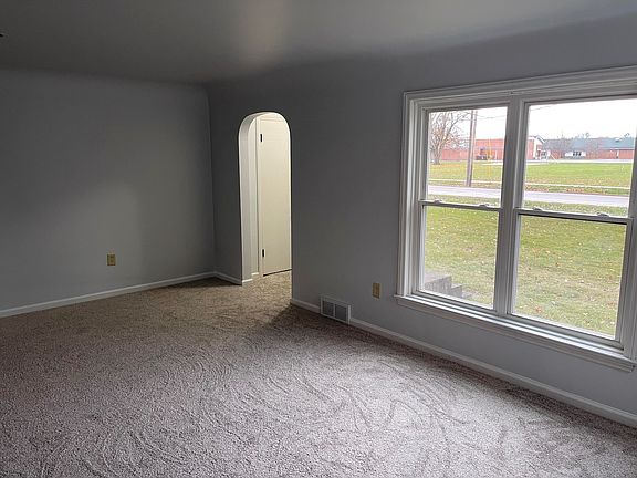 5th image of 245 Eastland St