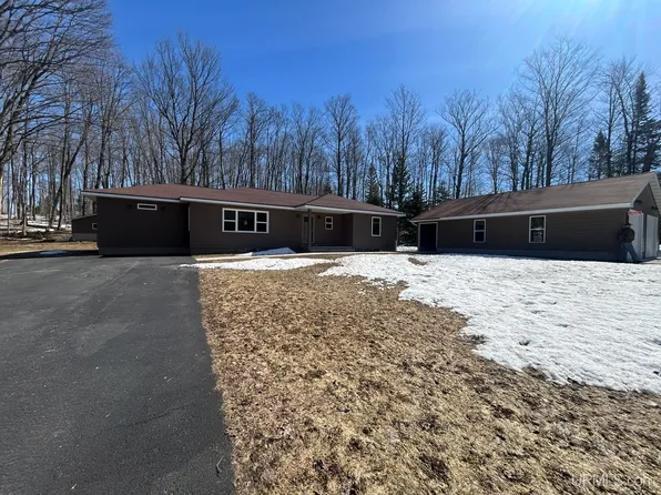 E9506 Prospect St, Munising, MI 49862