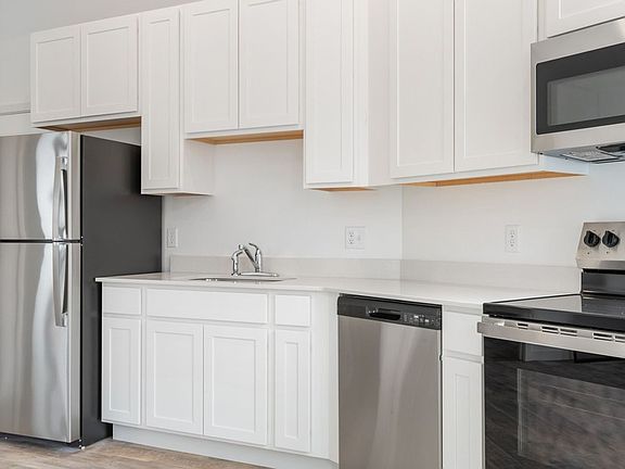 4th image of 402 Main St #206