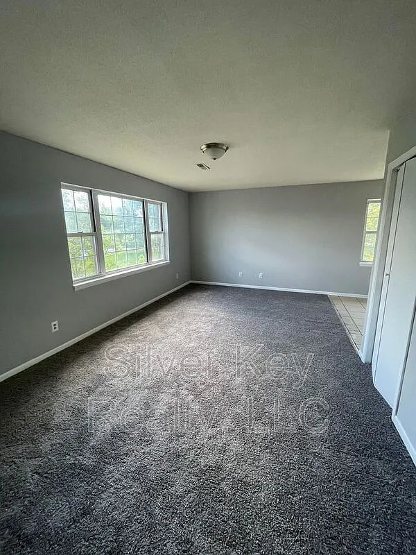 2 bed, 1.0 bath, $850 — Photo 2