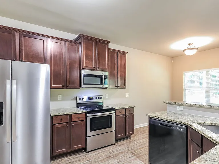 1871 Simmons Ln — Photo 6