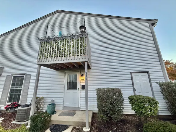 1677 Trowbridge Ct APT A, Wheaton, IL 60189