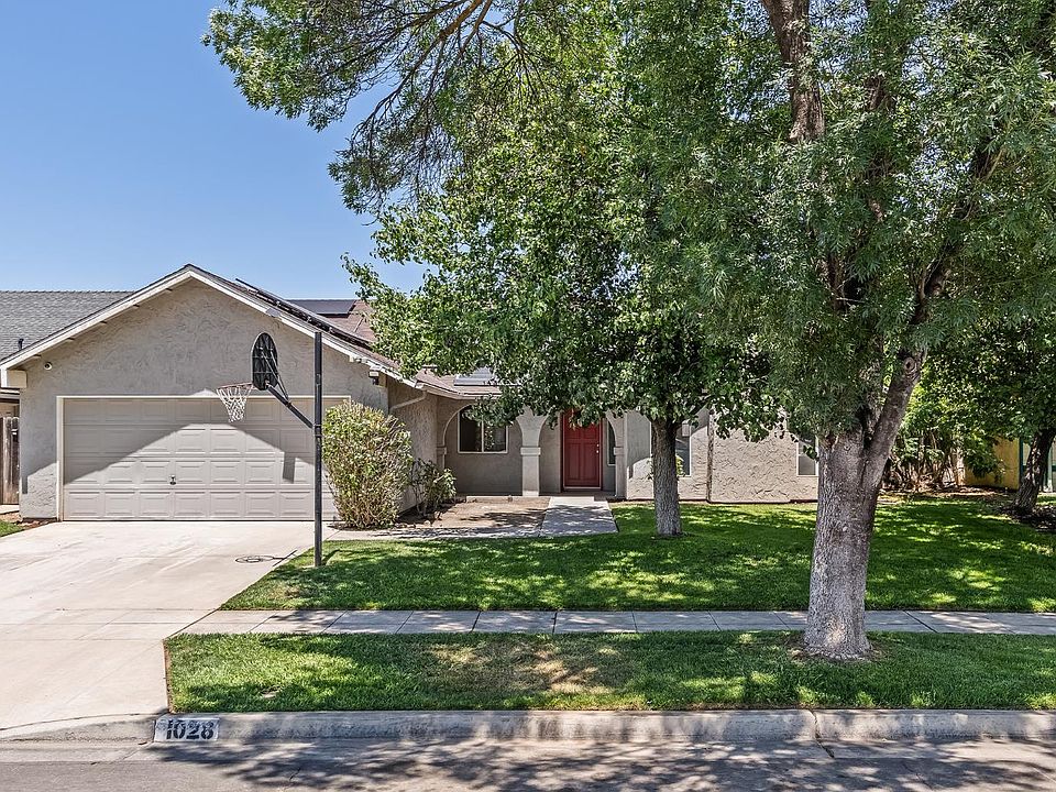 1st image of 1028 W Minarets Ave