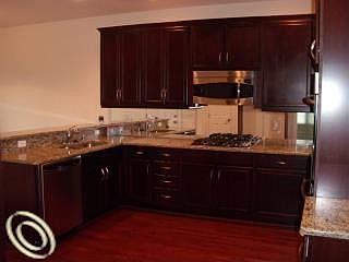4th image of 44725 Broadmoor Cir N