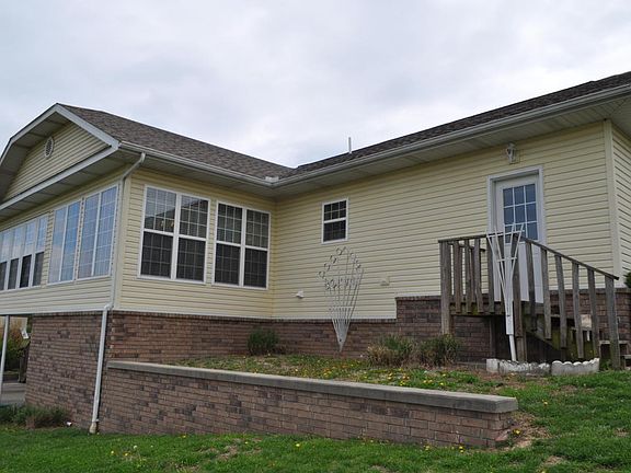 3rd image of 405 E Commercial St