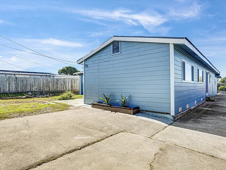451 Wilshire Ave — Photo 27