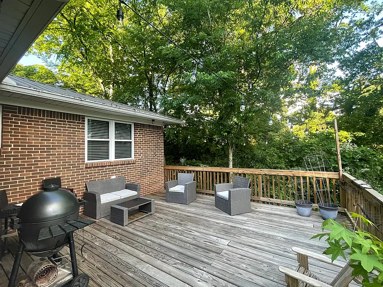 405 Art Hanes Cir — Photo 2