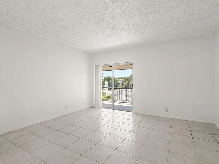 626 NW 13th St #310 — Photo 16