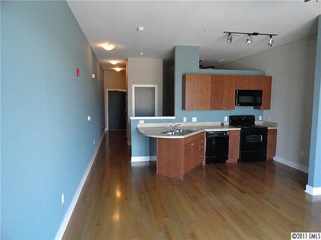 2nd image of 965 W Hill St