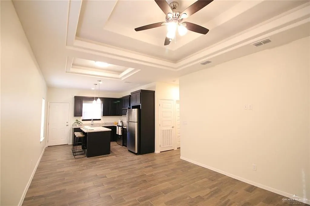 3 bed, 2.0 bath, 1050 sqft, $1,125 — Photo 2