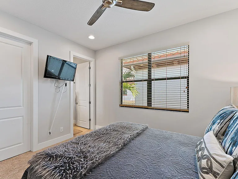 1077 Faulkner Ter — Photo 35