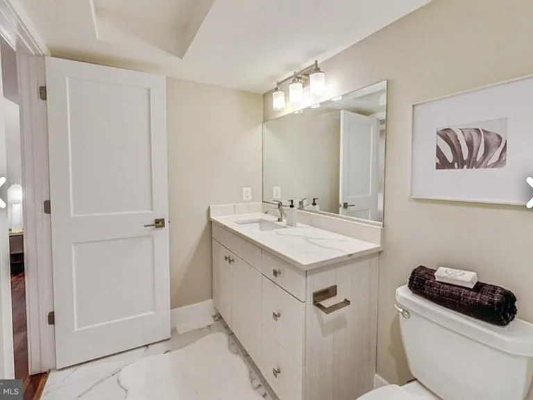 Full bathroom in the master bedroom.