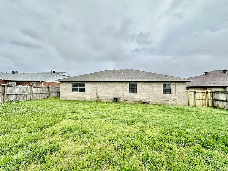 2311 W Willow St — Photo 30