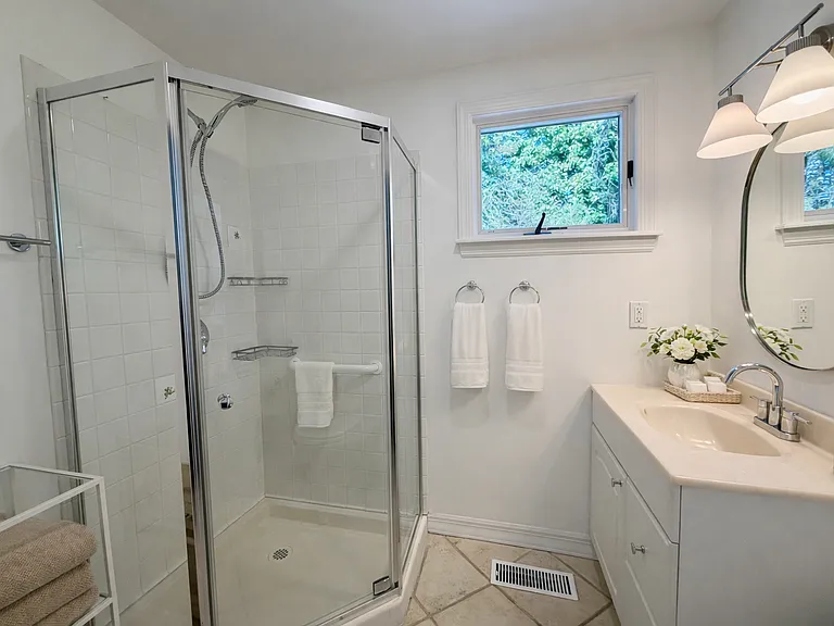 280 Kings Point Rd — Photo 13