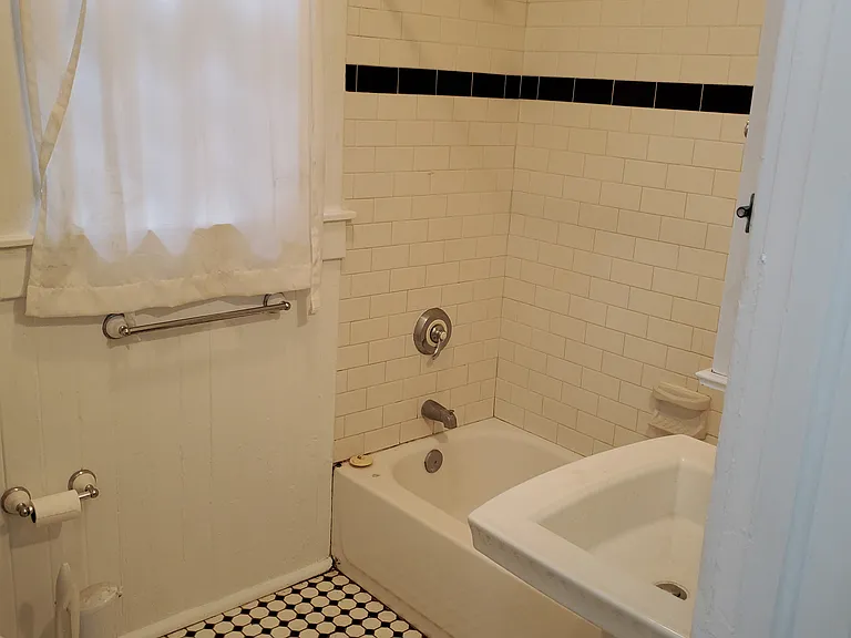 2219 Whitaker St — Photo 5