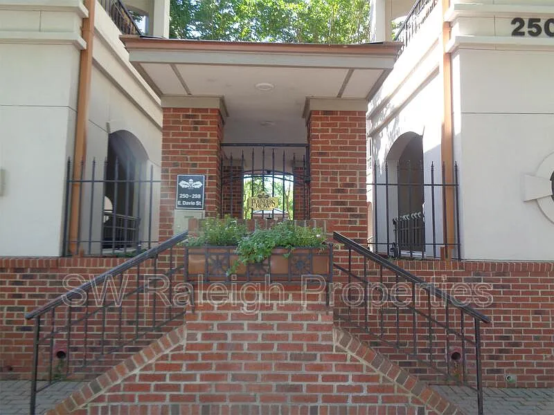 Founders Row — Photo 2