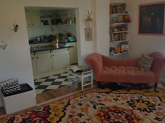 Easy pass through to kitchen