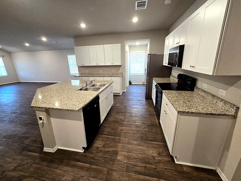 Large kitchen island: perfect for cooking, meal prep, or shared living.