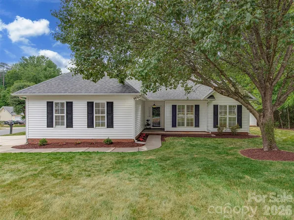 9221 Forest Green Dr, Charlotte, NC 28227