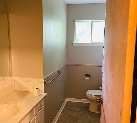 3rd image of 1300 Plantation Dr