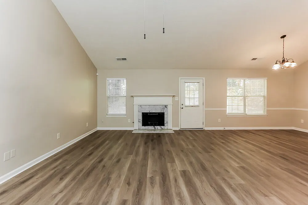 3 bed, 2.0 bath, 1902 sqft, $2,385 — Photo 3