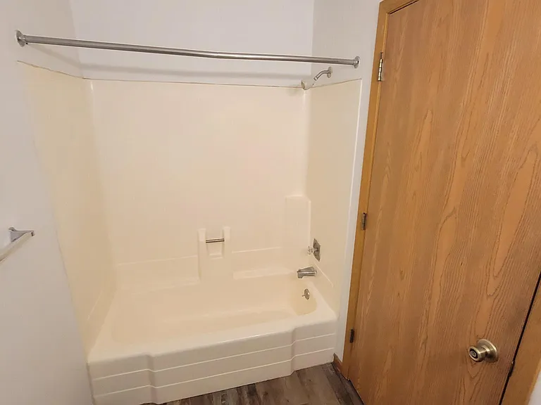 1711 La Crescent St #114 — Photo 9